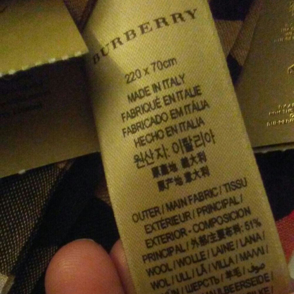 Burberry scarves - Picture 3 of 4